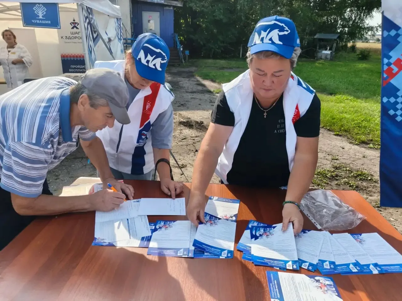 🗣 На площадке проекта «Шаг к здоровью» в деревне Старочелны‑Сюрбеево работники образов...