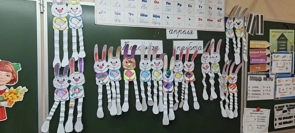Ушки на макушке, а в лапках — весна! 🐰🌸 Вот таких милых и ушастых зайчиков смастерили из обычной бум