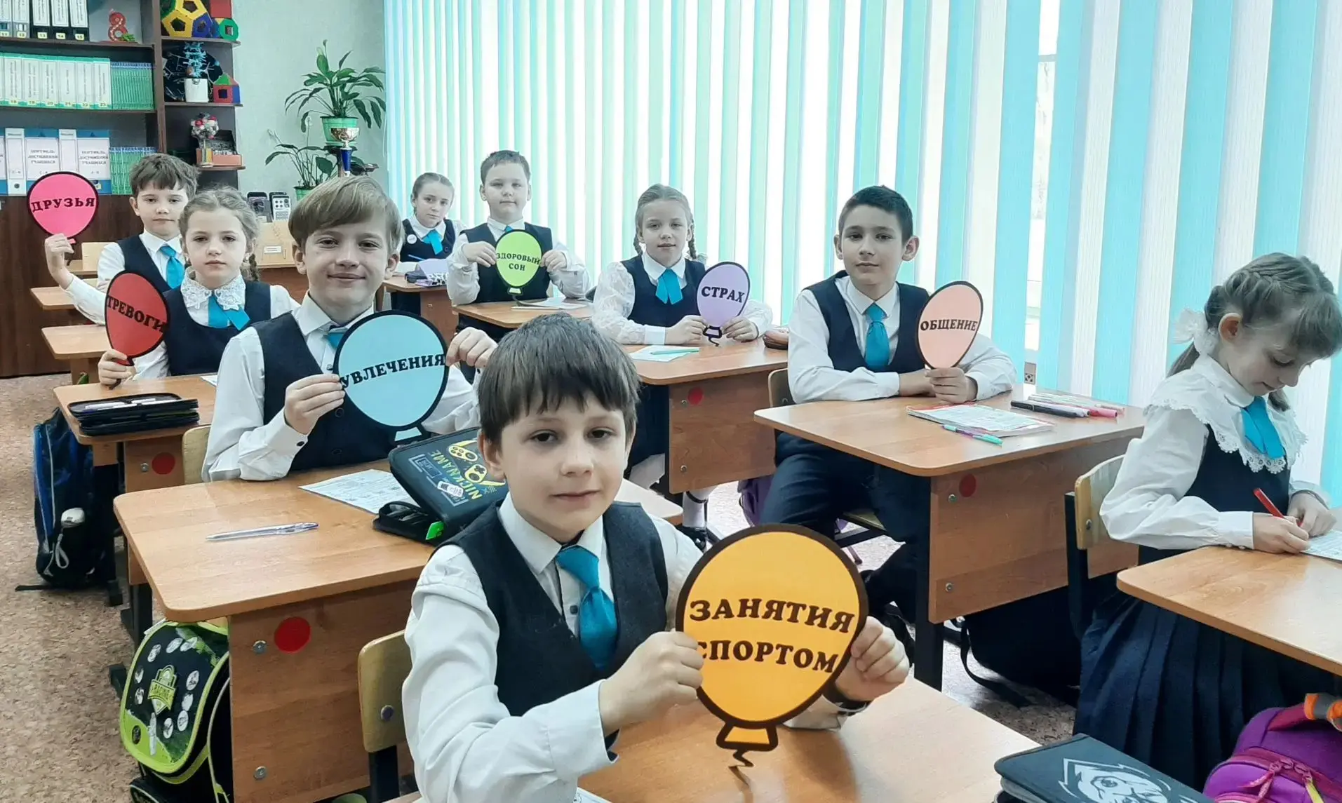 Начало новой недели было отмечено торжественным поднятием Государственного флага Российской Федераци