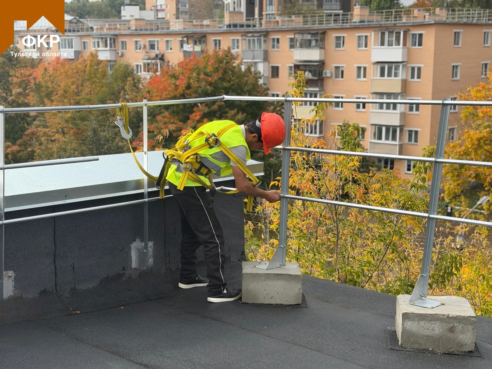 🏗️В Туле завершаются работы по капитальному ремонту плоской кровли многоквартирного до...
