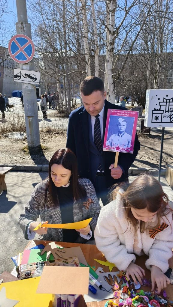 🕊️9 мая на площади Ленина наши педагоги Калинина Алена Алексеевна, Дубровинская Татьяна Дмитриевна 