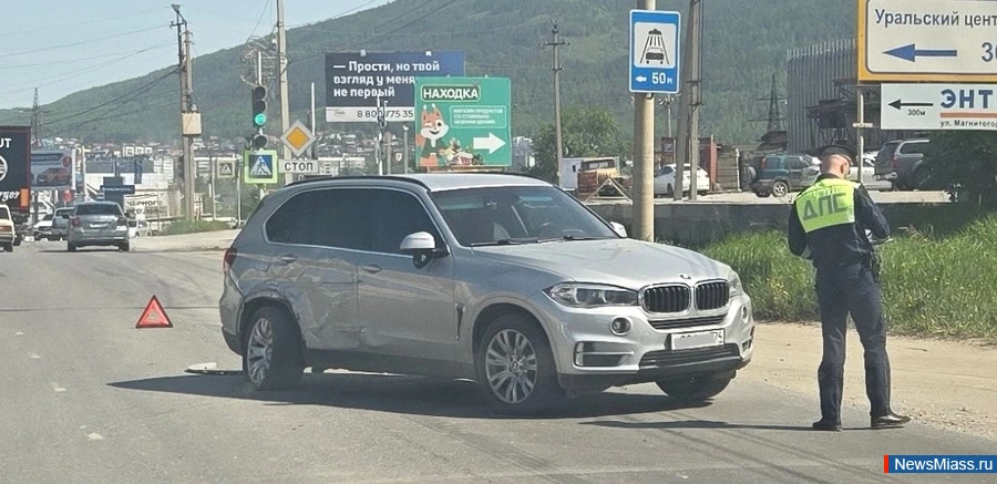 Дорогу не поделили утром автомобиль BMW и грузовое авто известной торговой сети.  Как сообщают очеви