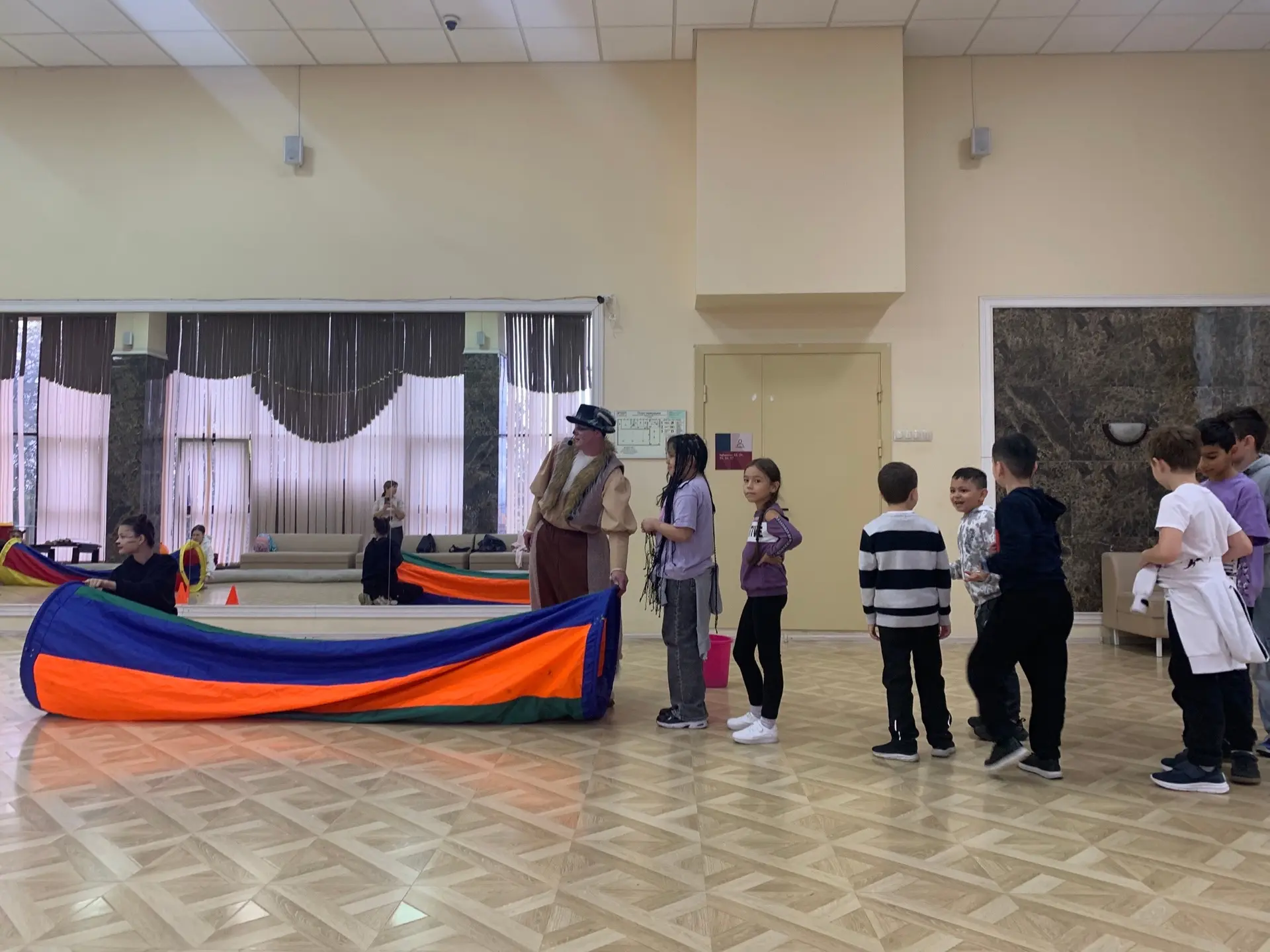 🎉 Енот встречает друзей: весёлое приключение в ДК «Буревестник»! 🎉
