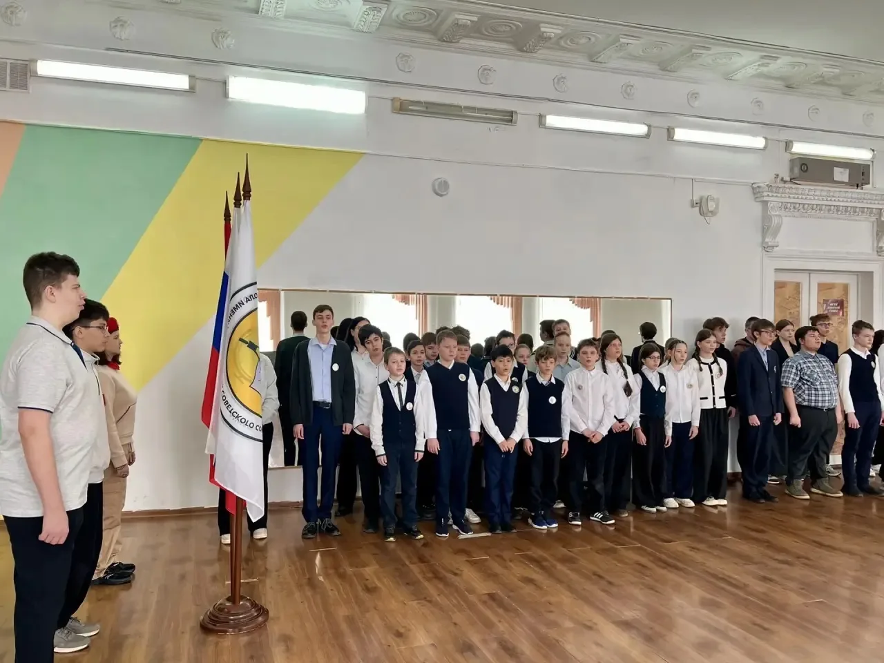 🇷🇺 Еженедельная церемония: единство и планы на предстоящую неделю.  Во всех школьных корпусах неделя