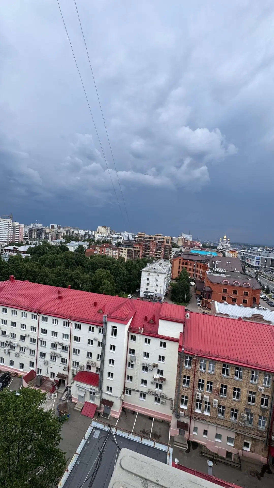 🌩️ Внимание, Архангельск!
На город надвигается гроза. Будьте осторожны и внимательны.