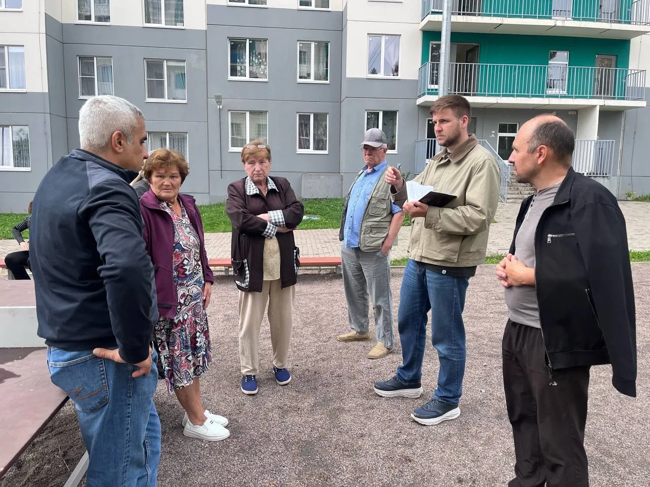 Человек годами ждёт переселения, наконец въезжает в новую квартиру — а там недоделки, и...