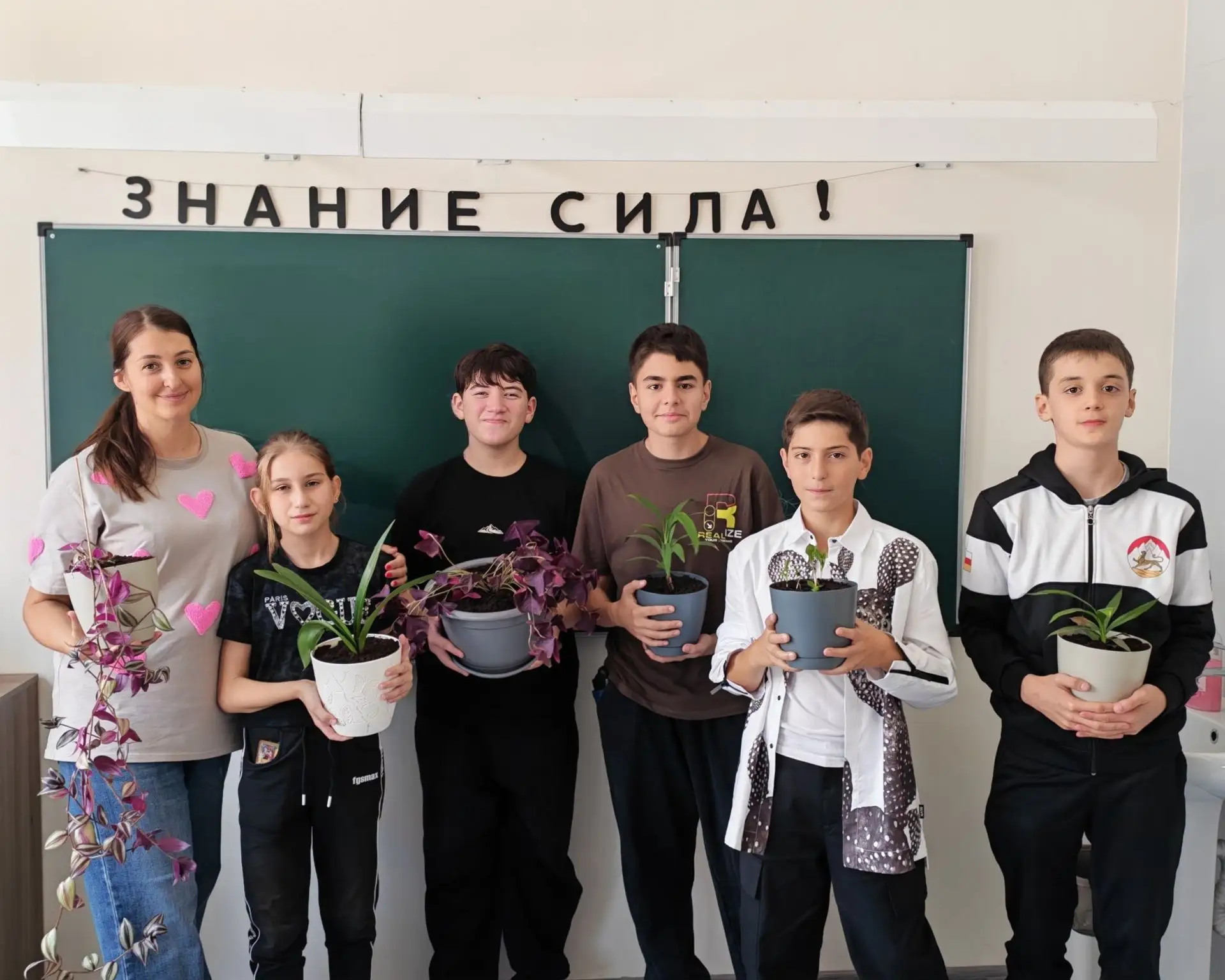 💫 Учащиеся 7 «А» класса под руководством классного руководителя высадили прекрасные цв...