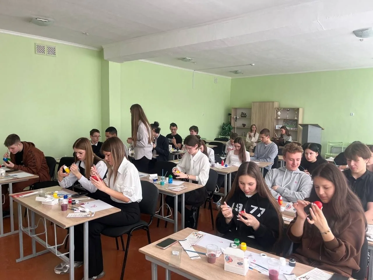 🇷🇺 Мастер‑класс по росписи матрёшек в ГБОУ "СШ № 32 Г.О. МАКЕЕВКА" 🎨  30 марта 2026 года учащиеся пр