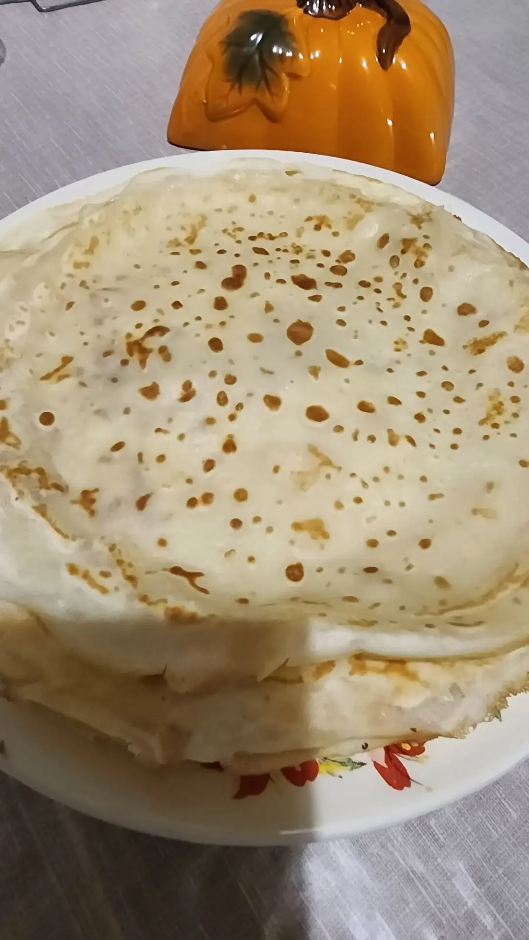 Ну вот не получаются у меня ровненькие блинчики, зато вкусные 😋. Ника уже оценила 😊