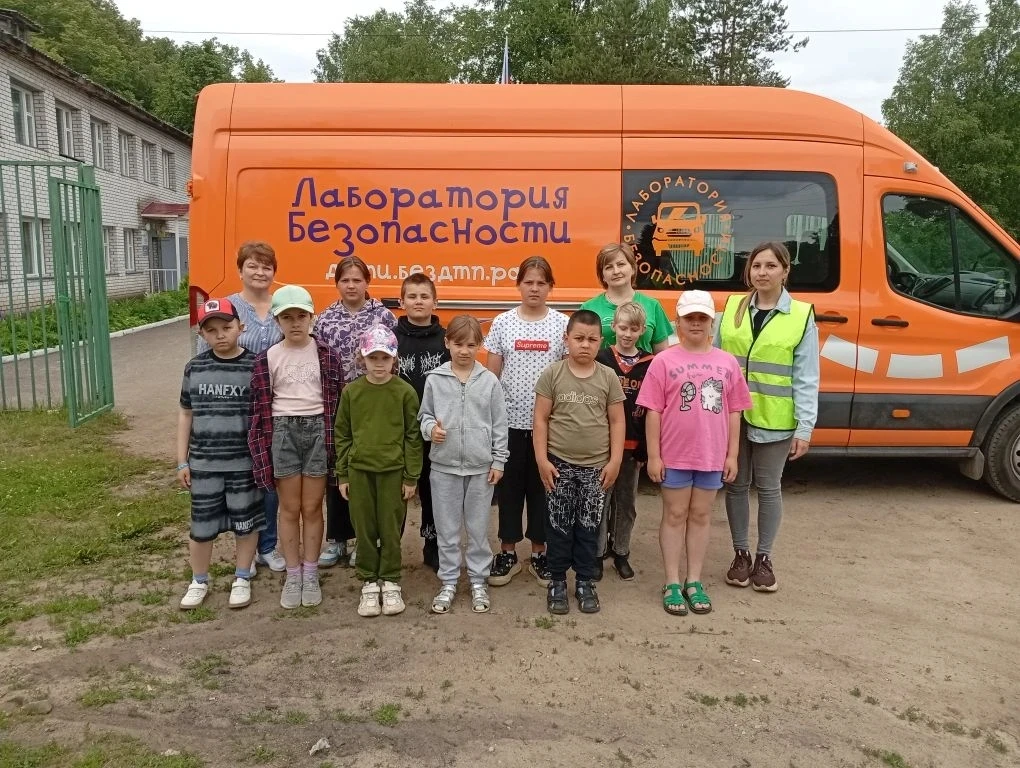 Утро 8 июня началось очень необычно. К нам в лагерь приехали сотрудники "Центра детского транспортно