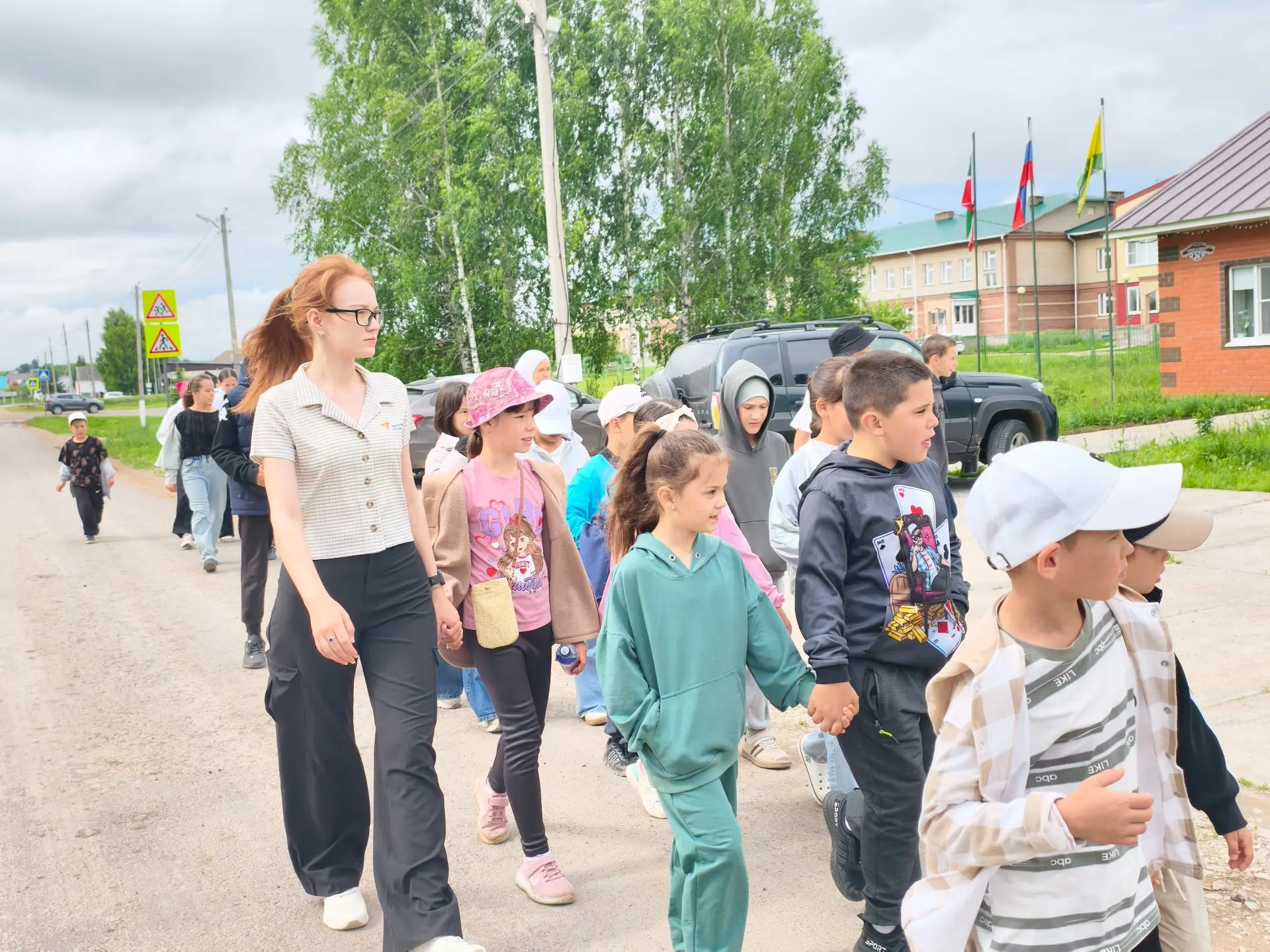Экскурсия к обелиску в с. Большие Шинары
Здесь, у подножия памятника, мы возложили цветы, зажгли све