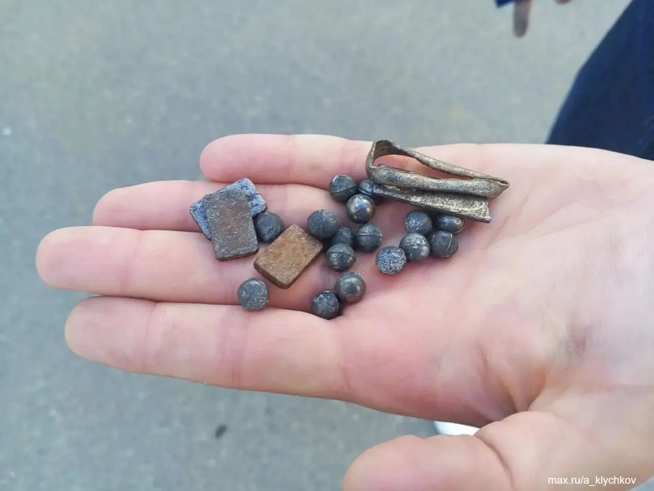 ⚡️Кадры из Орловской области, где украинский дрон врезался в жилую многоэтажку

О случайном попадани