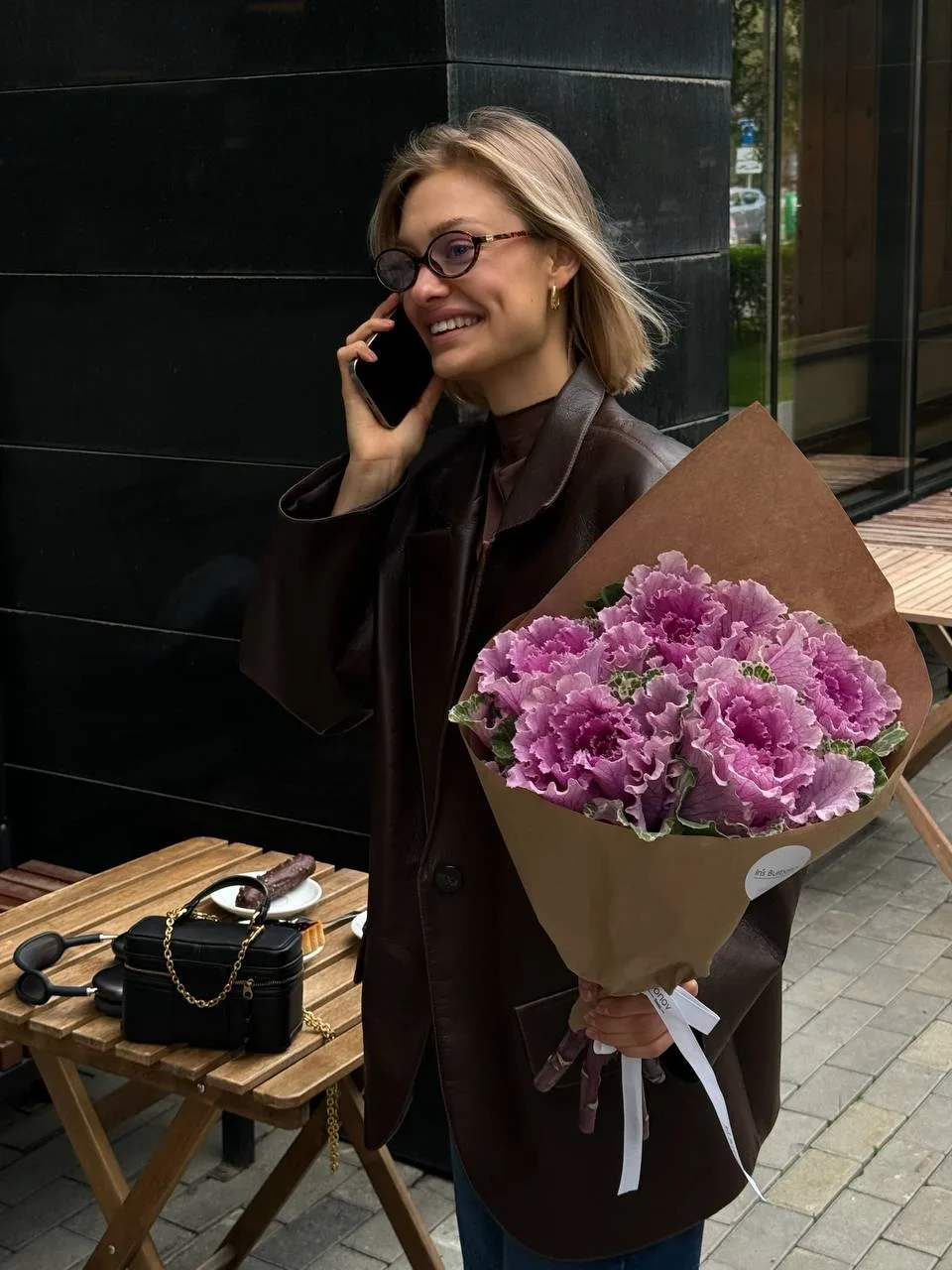 Взять красивый букет с брассикой и отравиться на чашечку кофе❤️