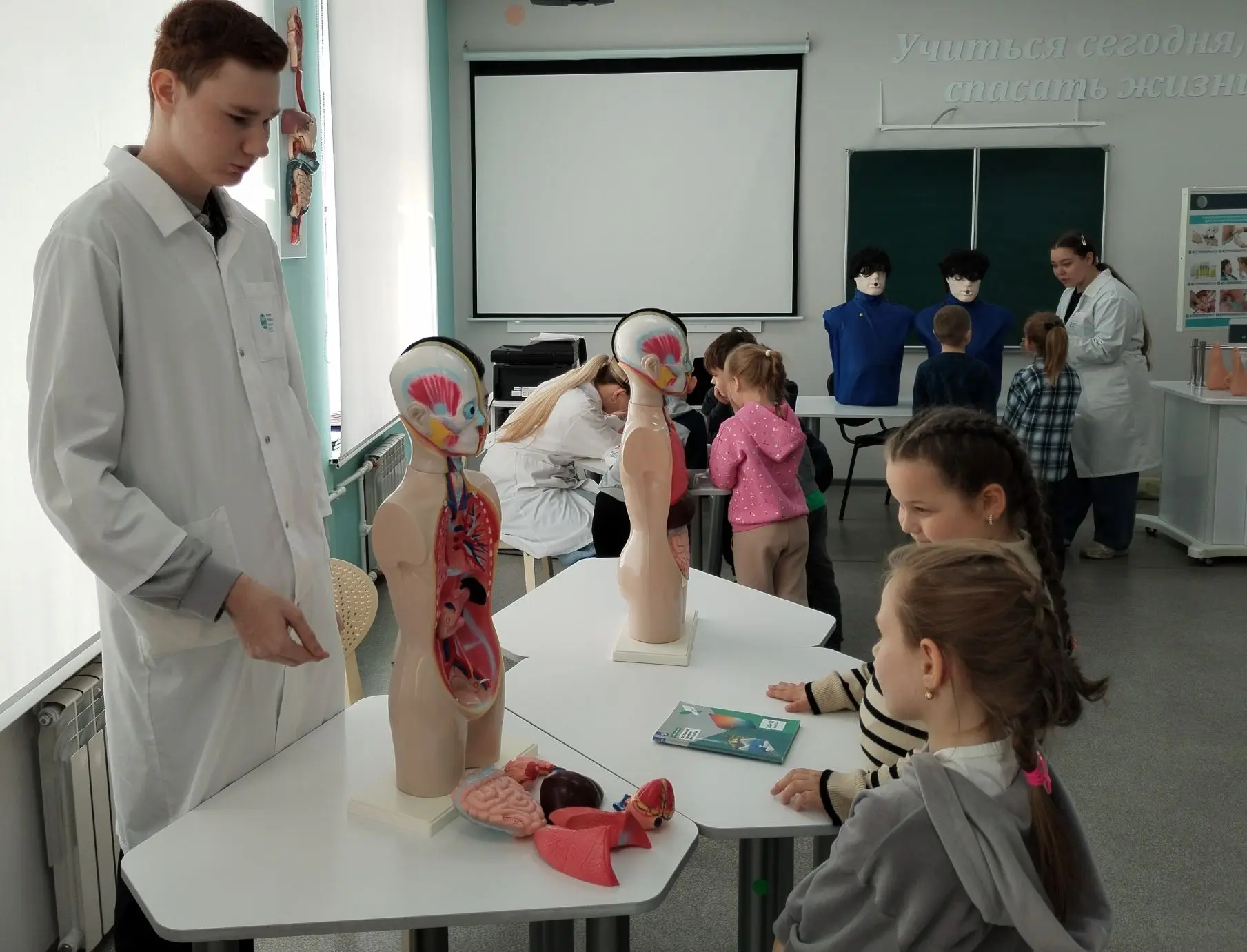 Экскурсия для дошкольников в медицинском классе🩺🩺🩺🩺🩺🩺  7️⃣апреля 2026 года обучающиеся 11 «М» класса