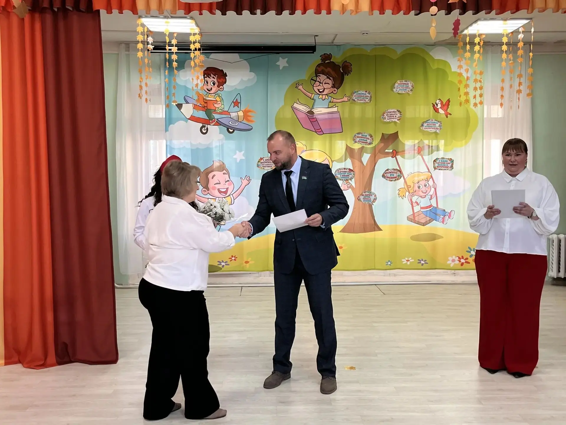 Сегодня в детском саду «Филиппок» в селе Филькино поздравил коллектив с наступающим про...