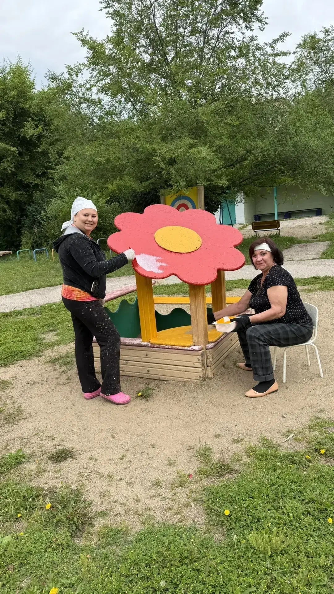 Пока воспитанники центра «Родник» весело проводят время в лагере, сотрудники не теряют ...