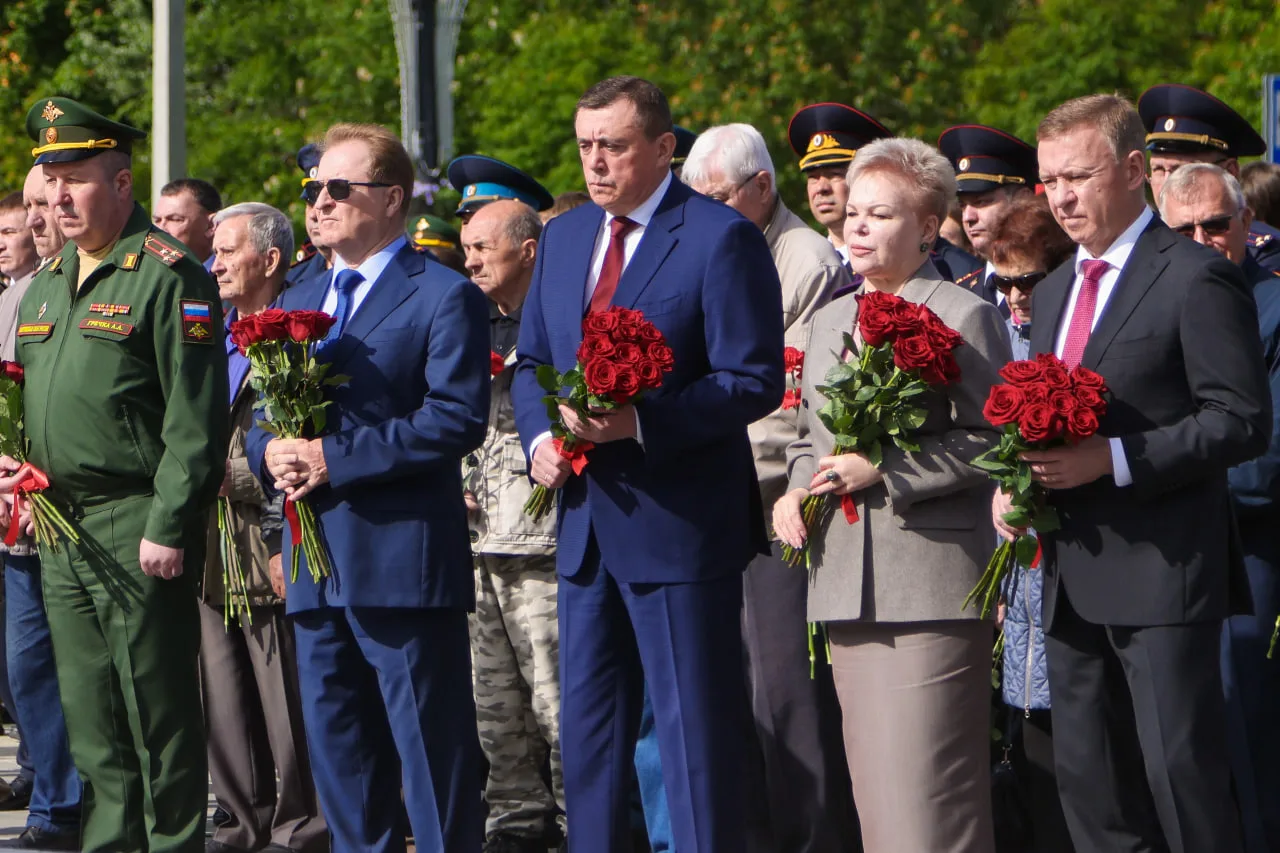 В Южно-Сахалинске утром 22 июня состоялась церемония возложения цветов к Вечному огню. В ней приняли