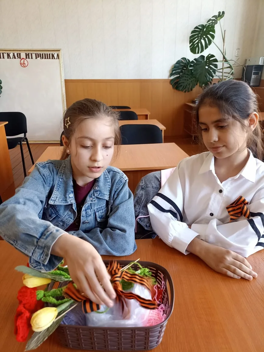 Обучающиеся кружкового объединения "Мягкая игрушка"  изготовили поделки  к Дню Победы.
