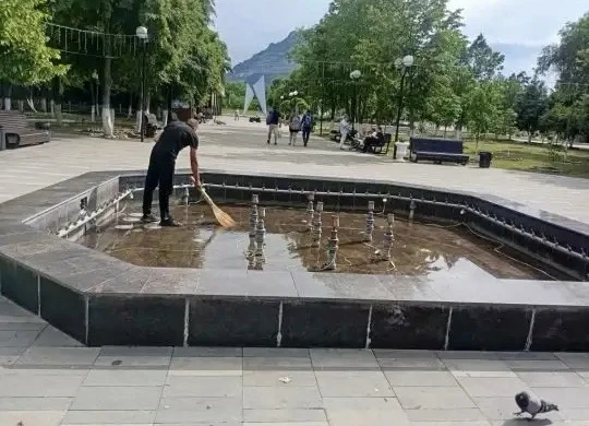 В сквере «Надежда» провели работы по уборке территории вокруг фонтана.

Была очищена чаша фонтана и 