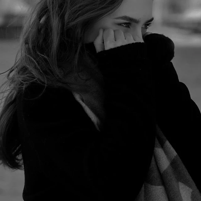Сильная женщина - это та, которая лежала по ночам с мокрыми глазами и крепко сжимала подушку от боли