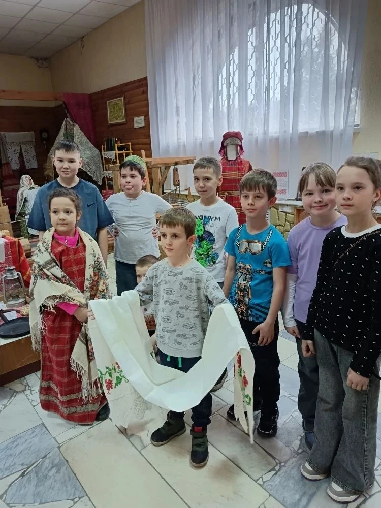 Увлекательное путешествие в историю: 2-й класс в городском музее! 🏛️🔍  2 апреля наш дружный 2-й клас