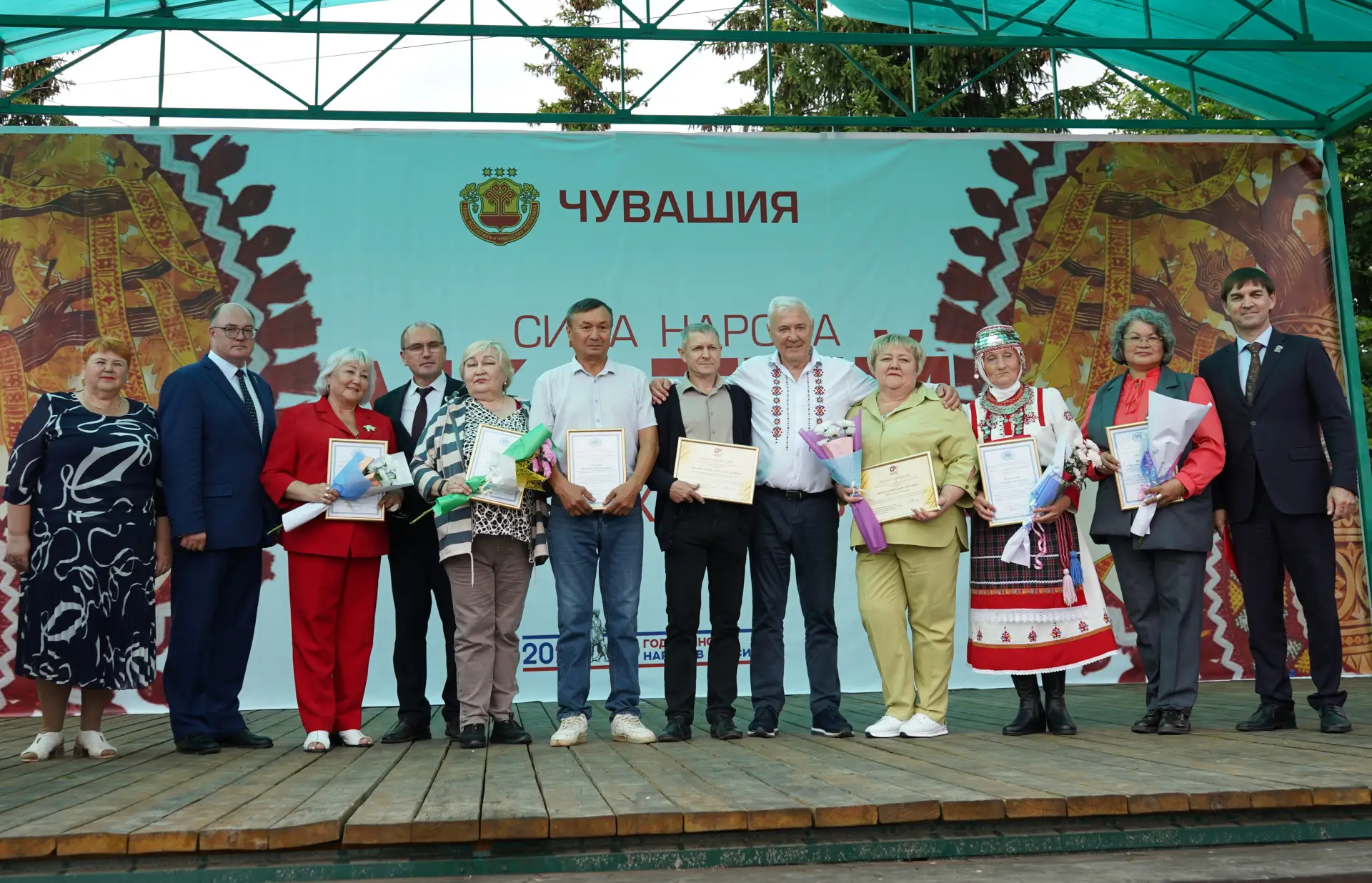 В рамках официальной части церемонии отличившиеся труженики и представители различных отраслей округ