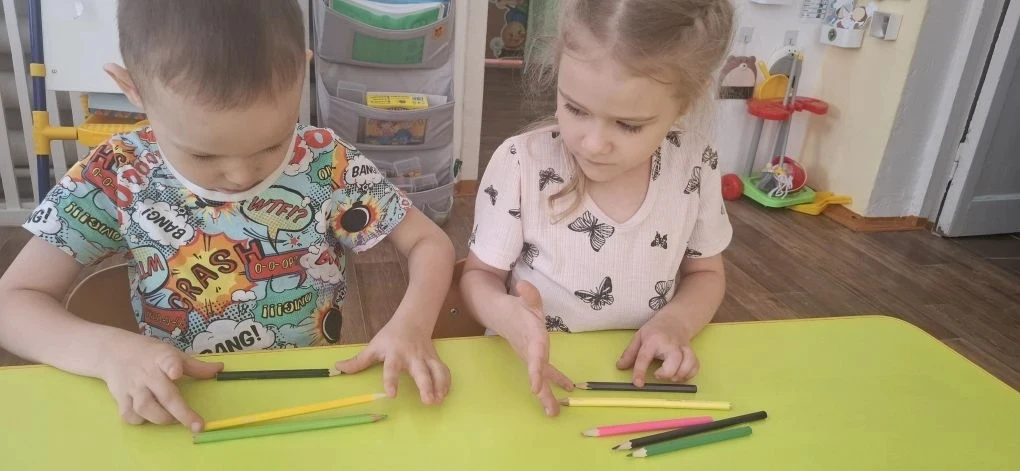Играем с карандашами ✏✏✏✏
В каждом доме, где живёт ребёнок, есть карандаши, они бывают длинные и кор