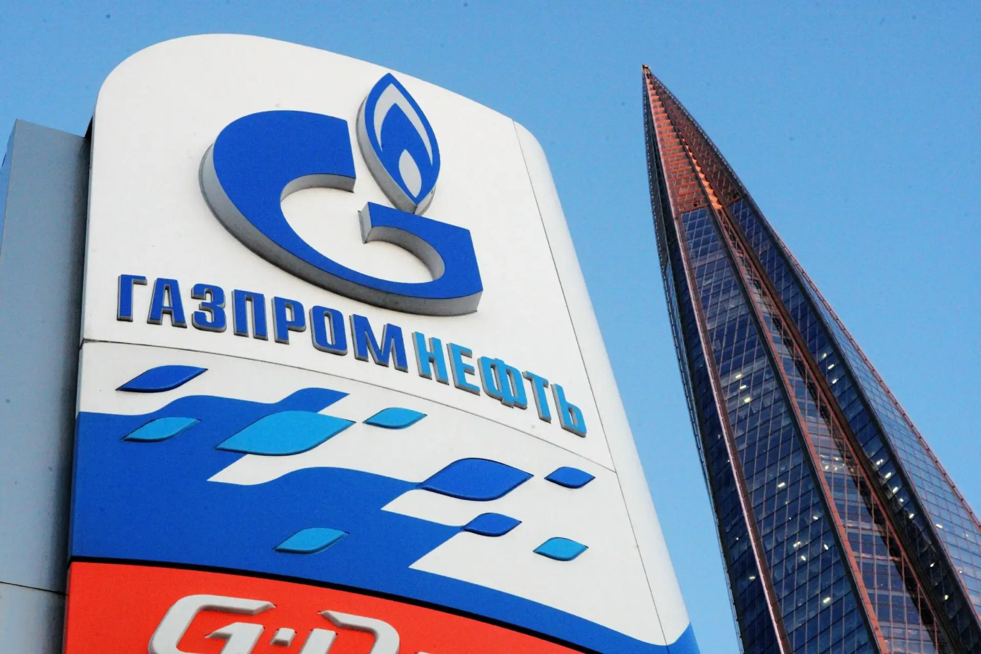 «Газпромнефть» отменила лимиты на заправках Петербурга и Ленобласти.