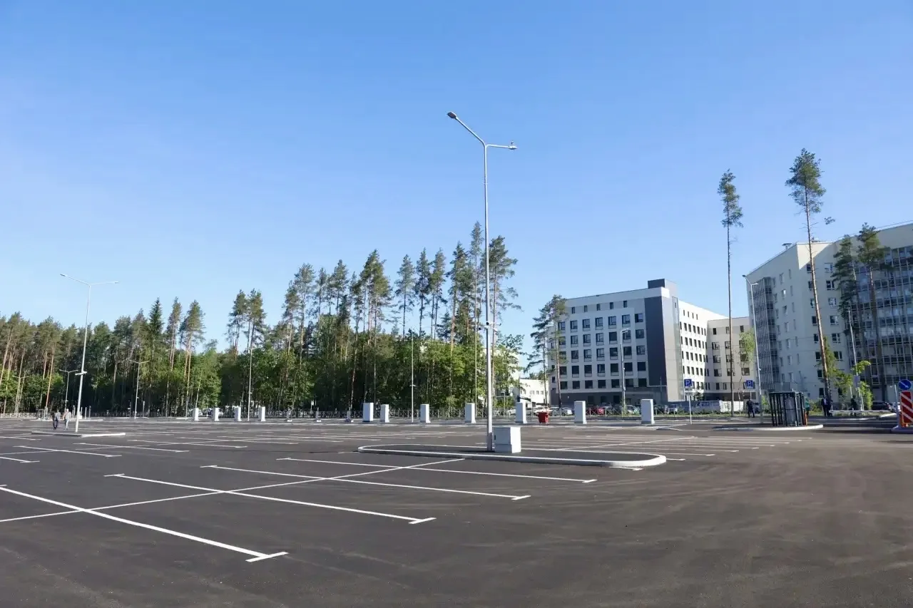 Завершено строительство городской автостоянки у медицинского кластера в Песочном.