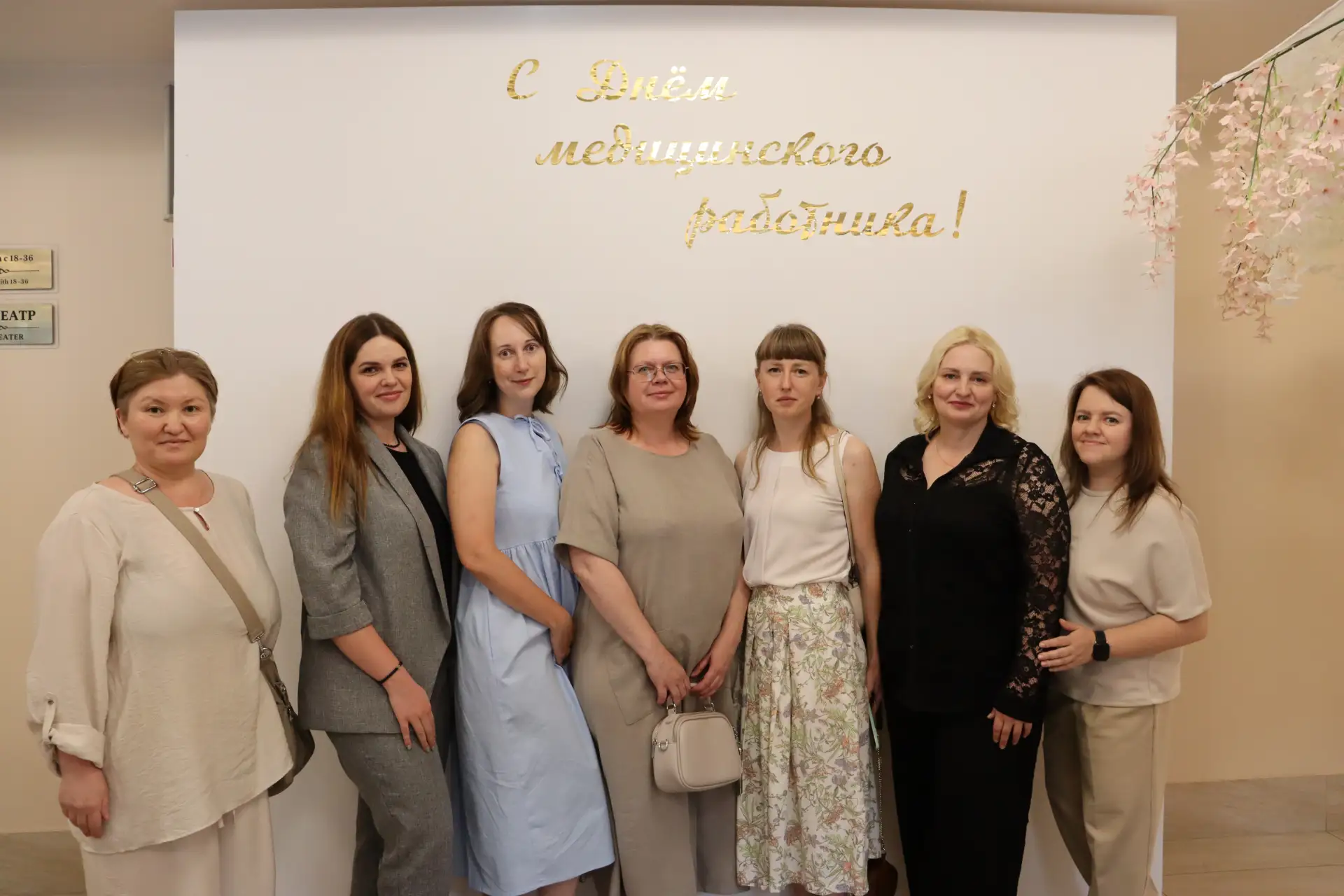 🎉 Признание, которое вдохновляет: делегация поликлиники №12 на областном празднике медиков

Торжест