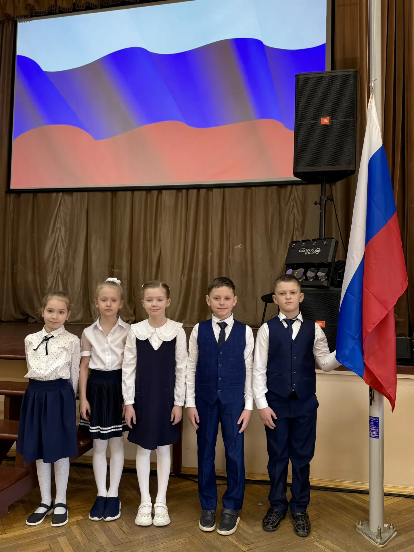 Сегодняшнее утро в нашей школе началось особенно торжественно и вдохновляюще   🇷🇺Наши первоклассники