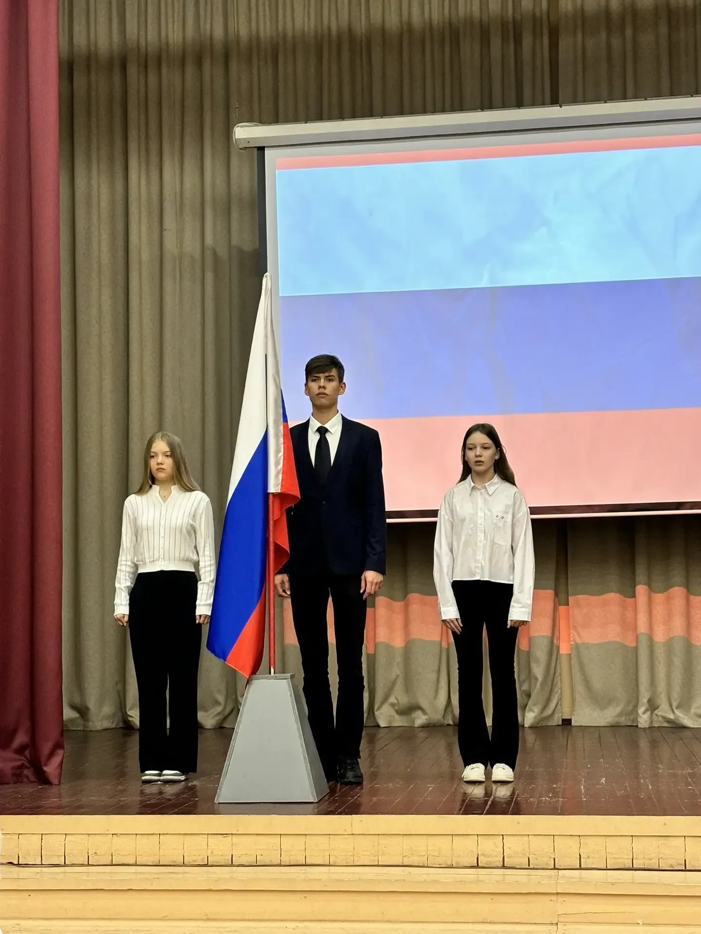 Утро понедельника, 23 марта 2026 года, в школе началось с торжественной линейки, поднятия флага и ис