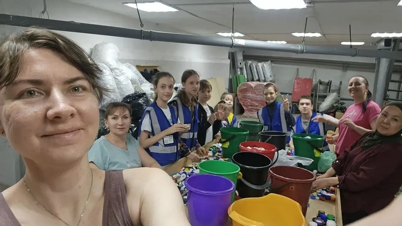 Учебный год завершился, а добрые дела продолжаются. 🩵 Вчера юные волонтёры отряда "Открытые сердца"