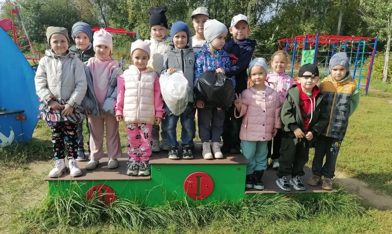 Сегодня наш детский сад присоединился к Всероссийскому осеннему субботнику! Наши малень...
