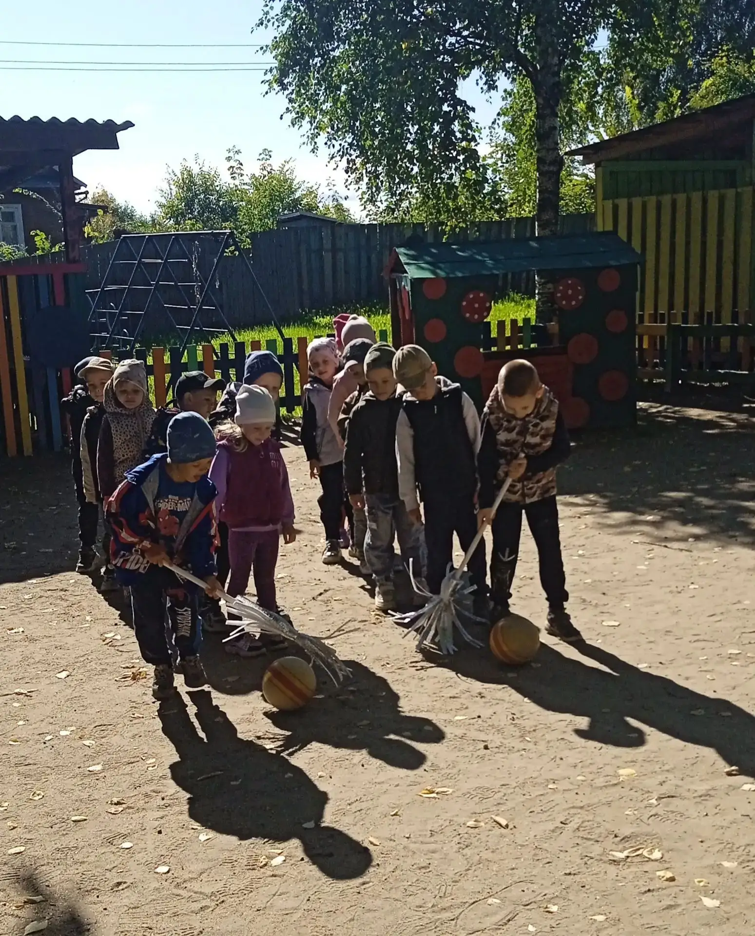 Сегодня с детьми подготовительной и старшей группы специалист дополнительного образован...