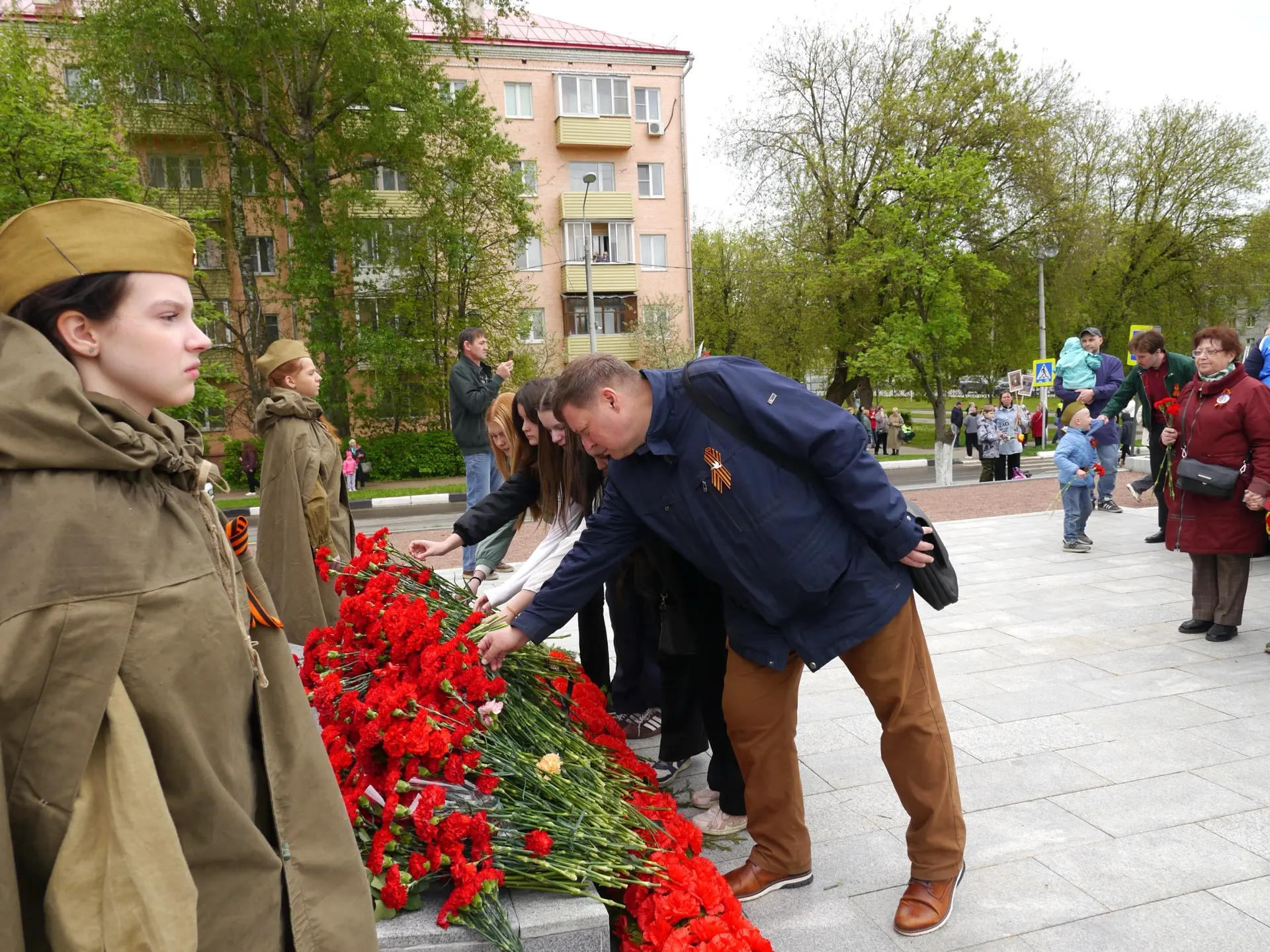 9 мая делегация обучающихся и педагогов приняли участие в городском мероприятии и возложили цветы к 