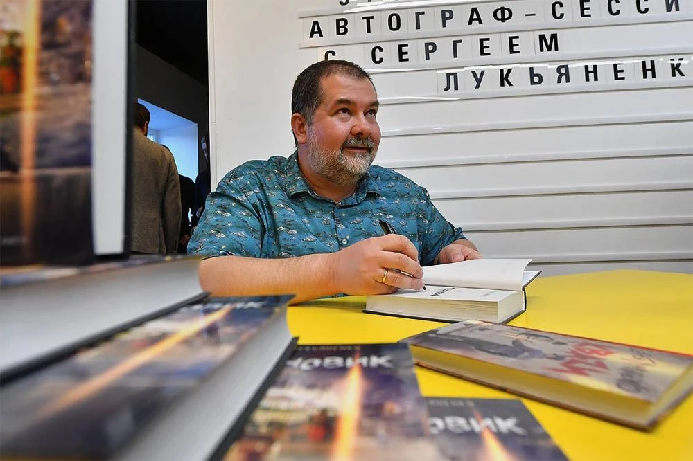 Известный писатель-фантаст Сергей Лукьяненко, подаривший миру культовую серию о «Ночном дозоре», пос