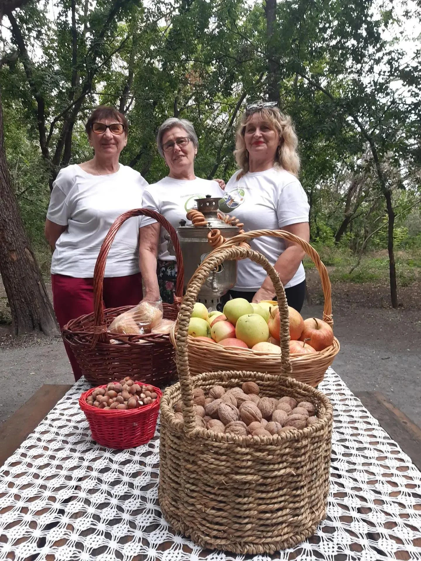 Три Спаса в кругу друзей в природном парке " Мухина Балка"🍇🥧.