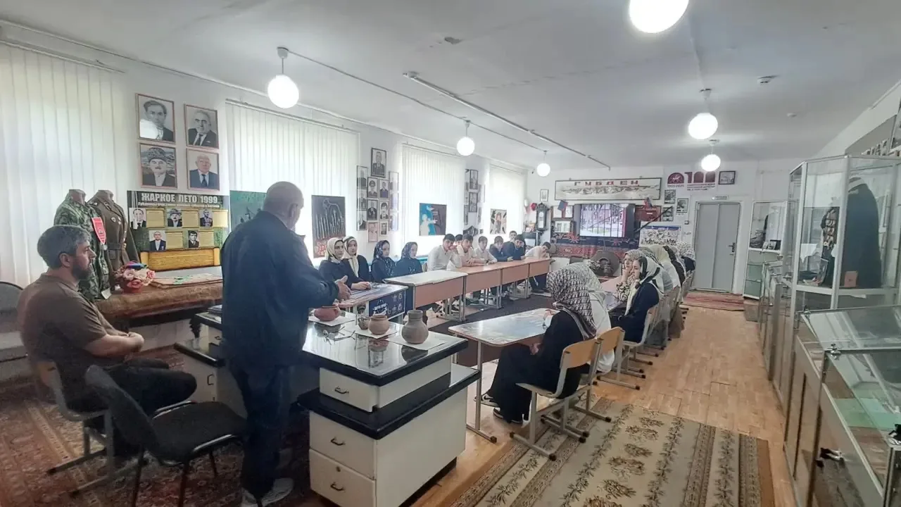 В МБОУ «ГУБДЕНСКАЯ СОШ» прошло мероприятие  выставка плакатов "Мы против террора".Цель воспитать отр