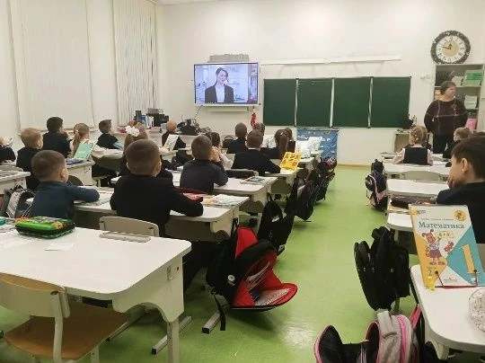РАЗГОВОРЫ О ВАЖНОМ Утро понедельника, 2 февраля, в нашем лицее началось с торжественной линейки, цер