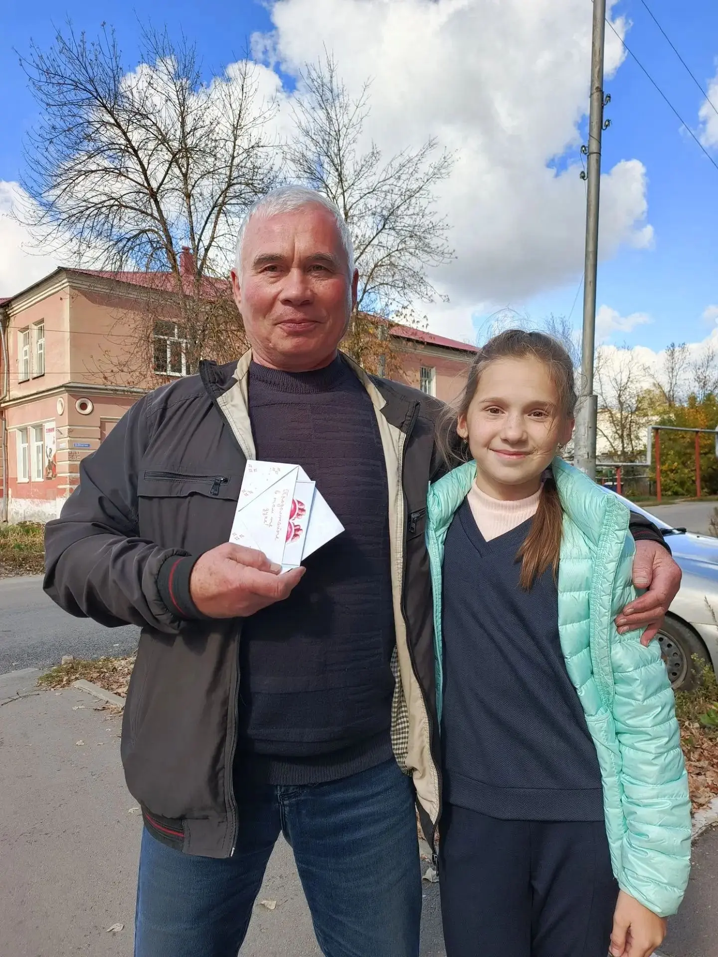 Учащиеся 6 в и 9 а  классов раздавали  радостное настроение и сделанные своими руками о...
