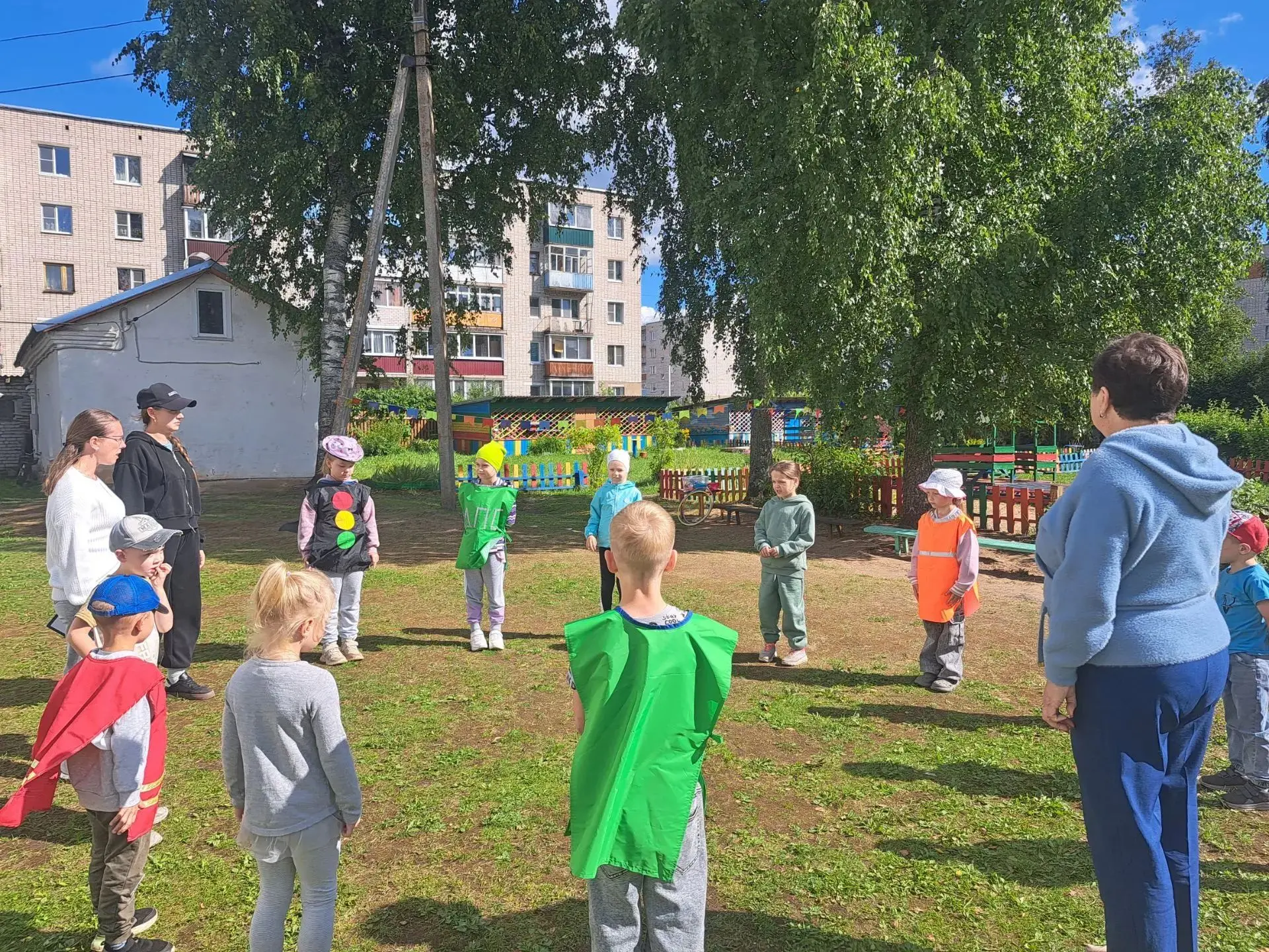 🚦В старшей и подготовительной группах прошло развлечение на свежем воздухе «Путешестви...