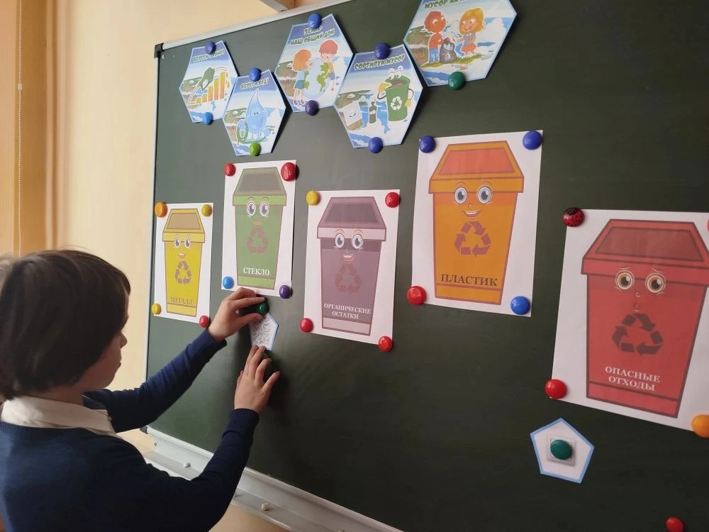 МАЛЕНЬКИЕ ШАГИ К БОЛЬШОЙ ЧИСТОТЕ! 🐜♻️  В нашей школе продолжается проект «Муравьи и раздельный сбор 