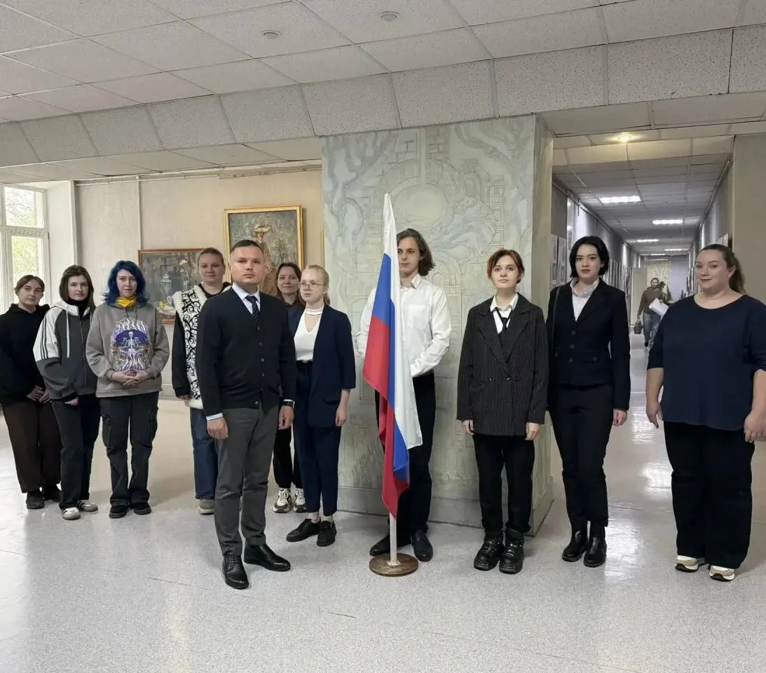 🇷🇺 Сегодня в Институте искусств состоялся вынос Государственного флага Российской Фед...