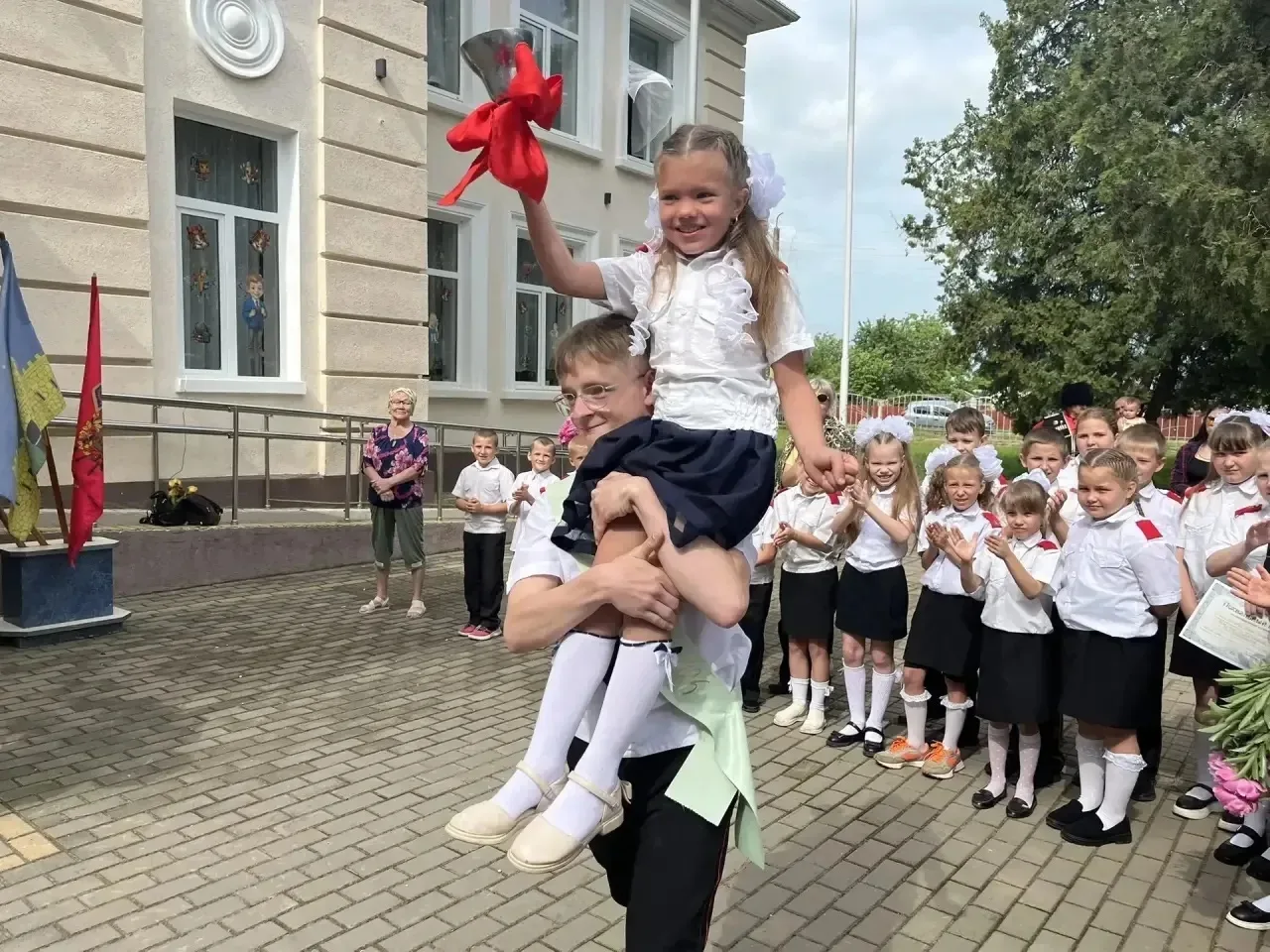 🎓✨ Прозвенел последний звонок в МБОУ СОШ №5 имени А.И. Майстренко — и школьный двор на...