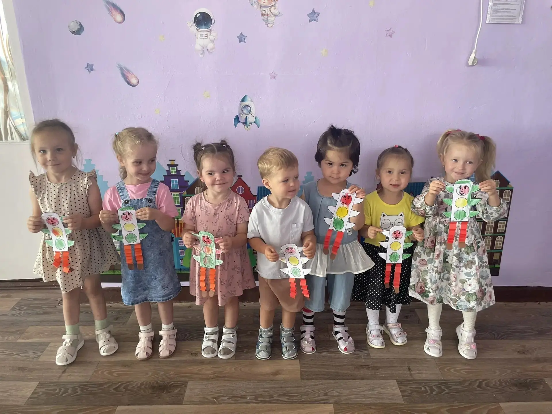 Вот так мы провели 5 августа " День светофора! " 🚦. Дети 2 лет учились располагать сиг...