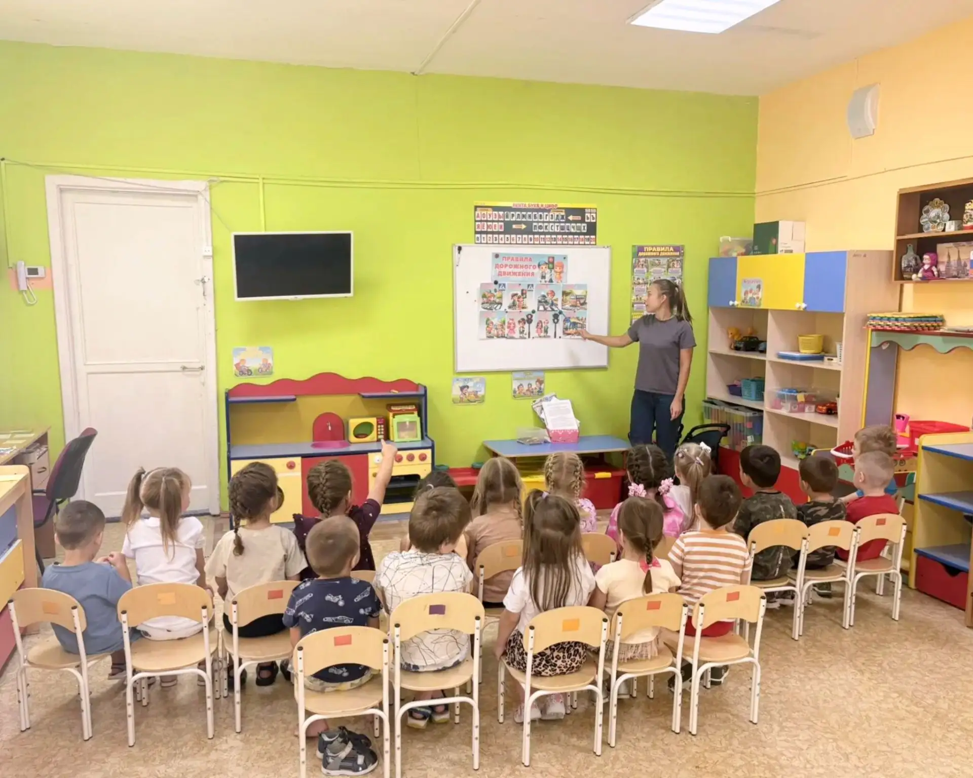 В летний период наши дошколята продолжают повторять правила дорожного движения. Дети в ...