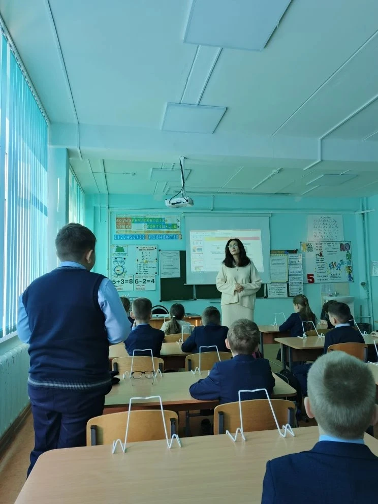 Сегодня во 2Б классе состоялась особенная встреча! 🧑‍🏫  К ребятам пришла Колесник Ольга Яковлевна — 