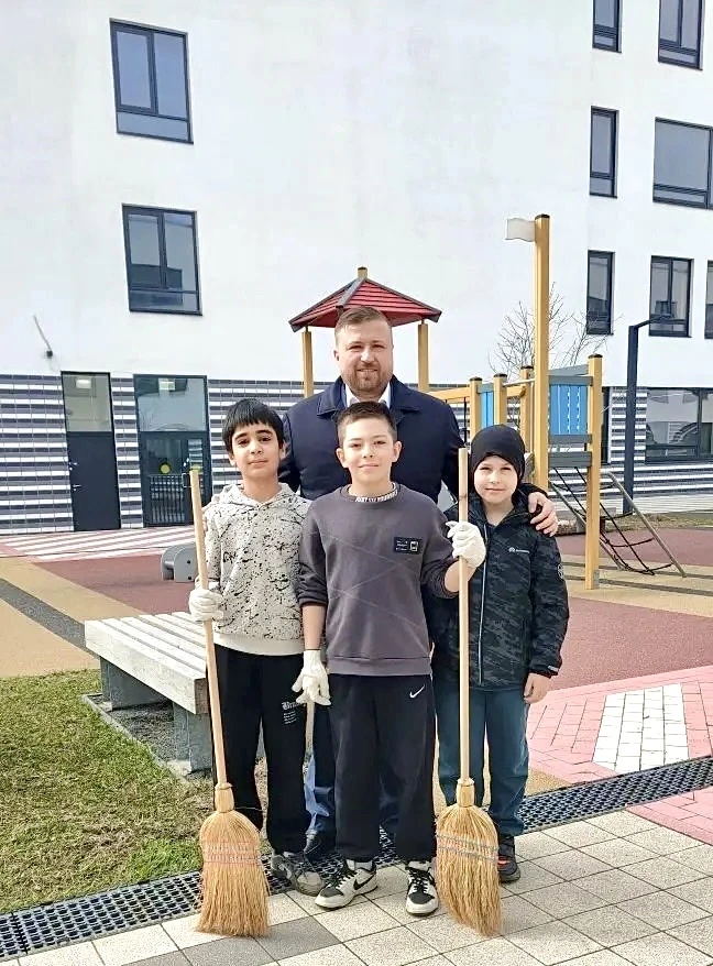 Сегодня вместе с коллективом, родителями и детьми провели традиционный весенний субботн...