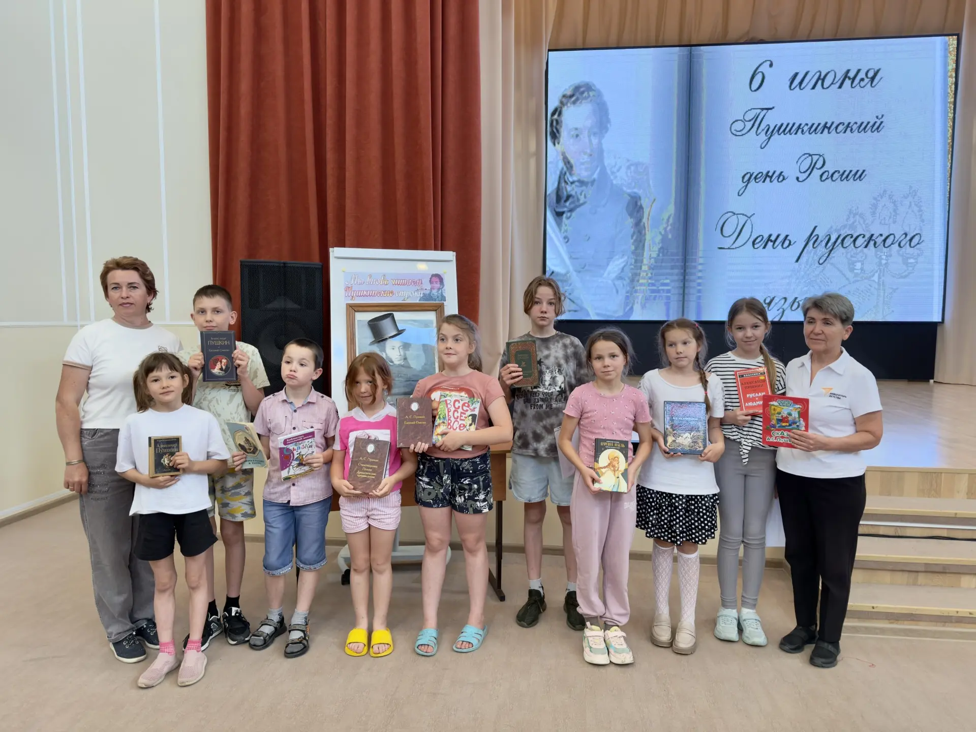 В преддверии Дня русского языка сотрудники Морозовского СДК совместно с библиотекарем М...
